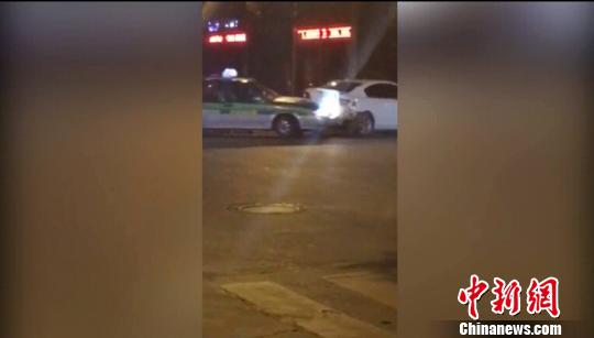 四川广元一司机酒后疯狂撞击出租车 目击者录
