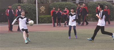 弘光中学进行 男女混合足球赛