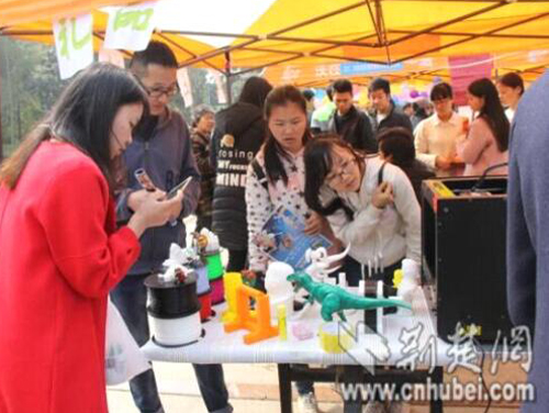 武汉生物工程学院办创业项目展销会 学生对接