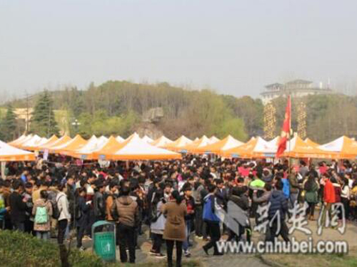 武汉生物工程学院办创业项目展销会 学生对接