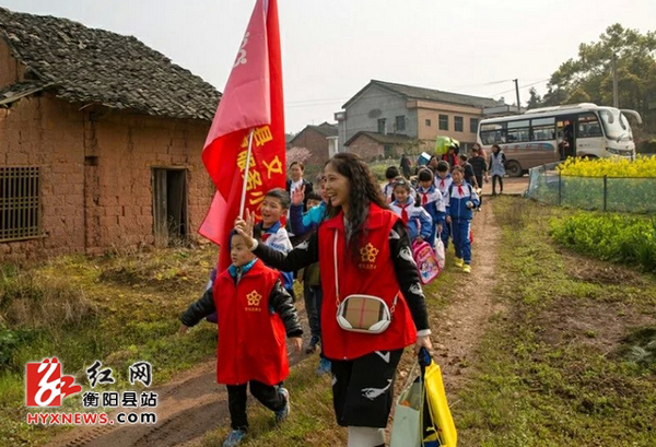 衡阳县文化馆组织小志愿者帮助贫困孩子