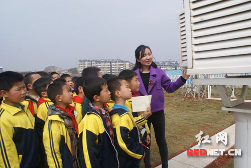 湘乡80多名孩子走进气象局探索天气的奥秘