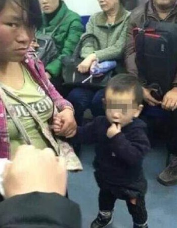 北京地铁内一女子携带儿童乞讨。图片来自网络