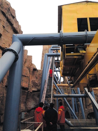 欢乐谷 过山车停半空  游客悬空20分钟_新浪新闻