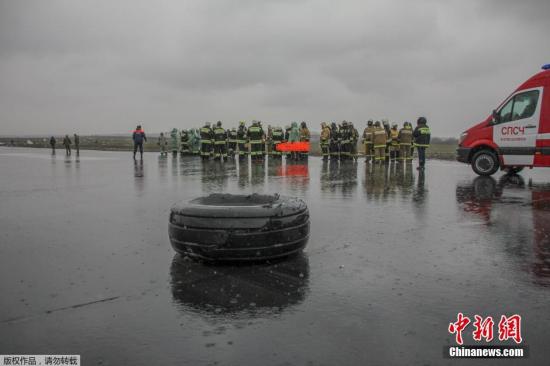 资料图：迪拜客机坠毁现场残骸遍地，图为客机的一个轮胎。