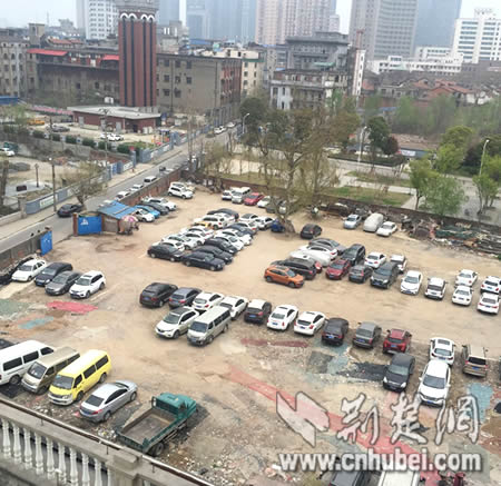 [民生热线]武汉拆迁空地变无证停车场