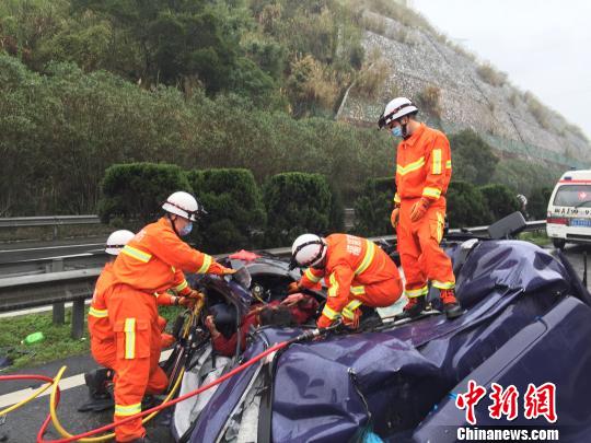 3月20日凌晨,沈海高速连江往福州方向三车追尾一死一伤 ,消防员彻夜营救。 周春华 摄