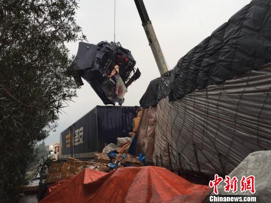3月20日凌晨,沈海高速连江往福州方向三车追尾一死一伤 ,消防员彻夜营救。 周春华 摄