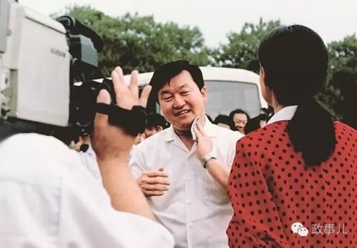 图：1992年8月31日，时任河南省委书记李长春在郑州大学工科奠基仪式上接受郑州大学电视台记者采访。