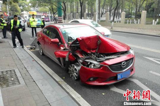 红色马自达车右侧损毁严重 朱华刚 摄