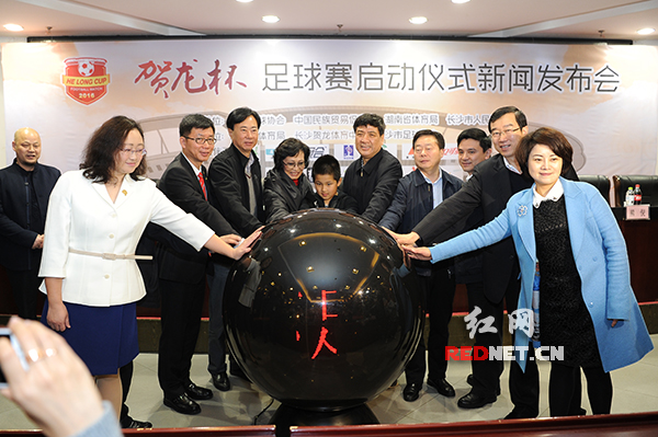 贺龙杯足球赛在长沙重启 两场比赛今晚进行