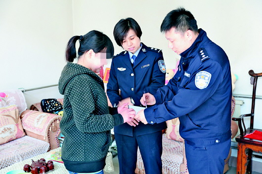 15岁黑户女孩有了户口簿