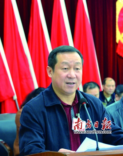 连州镇委书记吴志刚向大会作镇人大主席团工作报告.段灿 摄