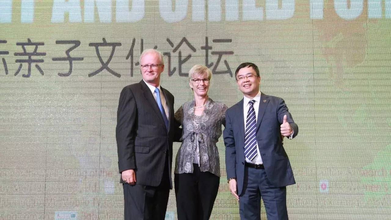 谢宏在一个不确定的时代确定了方向