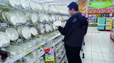 记者回访看到，涉案餐具仍在销售，标签的单位改成了“吋”。虽然代表英寸的意思，但这个字在大陆已停用