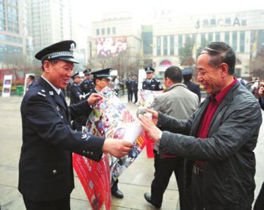 请您下载华商头条 为咱延安民警投票点赞