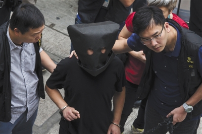 2015年5月5日，香港，警察控制一名被疑参与西贡绑架罗女士一案的嫌犯。图/CFP