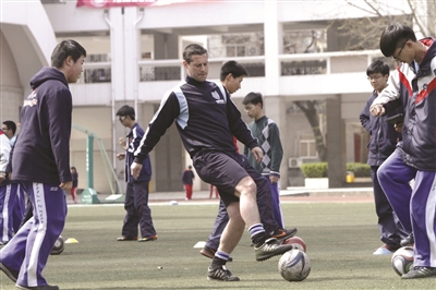 金陵中学迎来足球洋外教