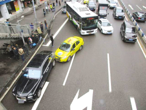  出租车 变道撞上 劳斯莱斯  17万没了_新浪新闻