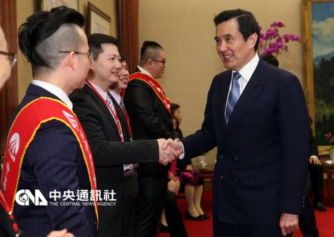 马英九（右）3月25日接见“第4届中华中小企业领袖奖”得奖人。来源：台湾“中央社”