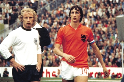 克鲁伊夫永远的14号_新浪新闻