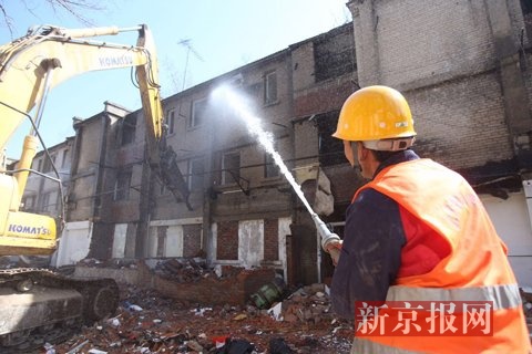 天坛周边简易楼首批4栋楼拆除