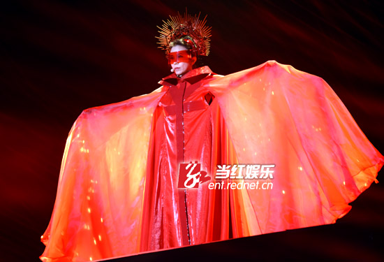 莫文蔚爬楼梯秀长腿诱惑 高呼我爱长沙