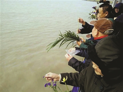 参与长江公祭的市民全程免费