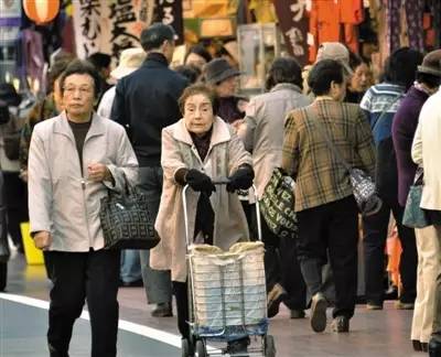 日韩人口老龄化加剧 犯罪自杀问题突出