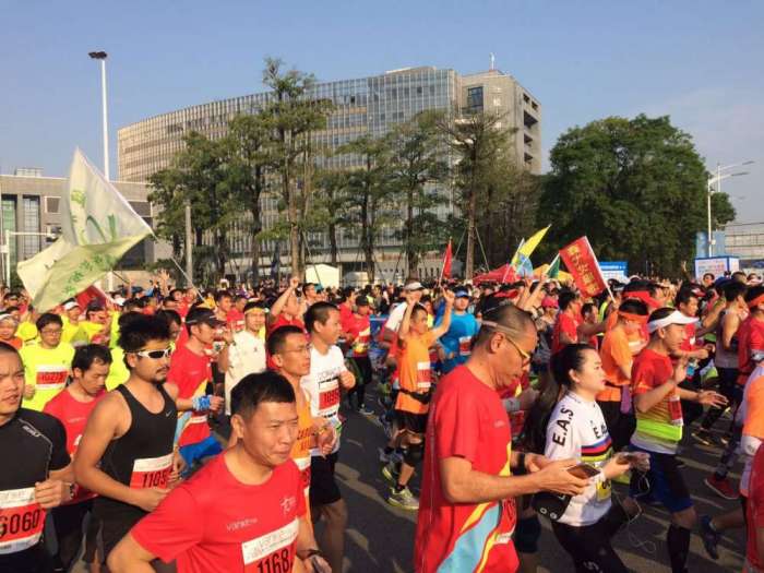 东莞马拉松科技元素赚足眼球 机器人参与赛场