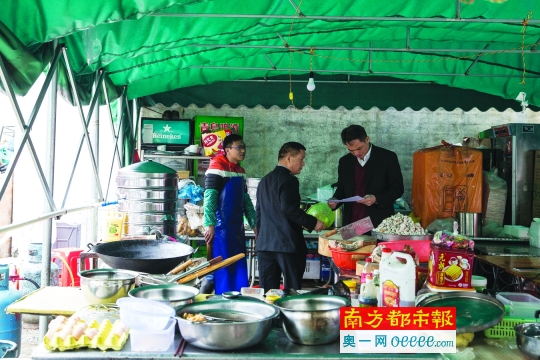 3月24日，广州增城执法人员到外卖“黑作坊”调查取证。南都记者 黎湛均 摄