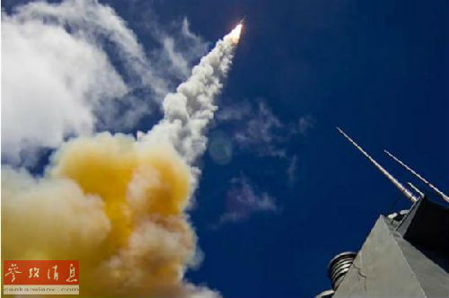 资料图：“标准”-6导弹从“约翰·保罗·琼斯”号导弹驱逐舰上发射（美国雅虎新闻网站）