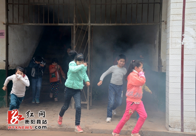 衡阳县中小学生安全教育日开展逃生应急演练