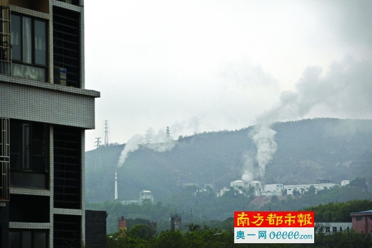 坪地香林世纪华府保障房小区，其不远处就是红花岭的龙岗中心城垃圾焚烧发电厂。南都记者赵炎雄 摄