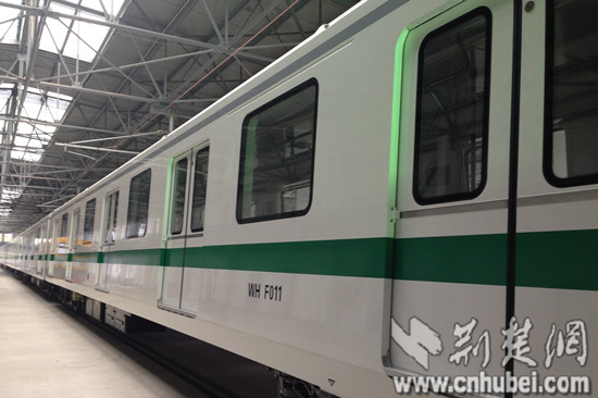 武汉地铁6号线首列车抵汉 车体更大载客量增3