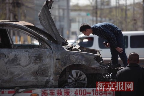 保险公司工作人员在查看烧毁的捷达。新京报记者 王嘉宁 摄