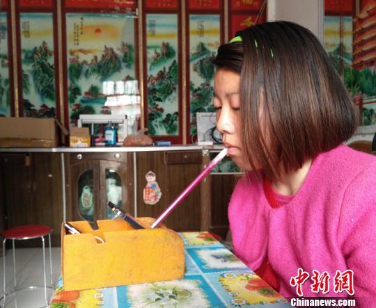花季少女患脑瘫四肢无力 嘴咬电容笔借助互联