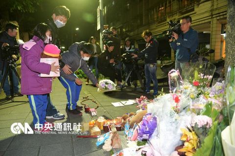 台北市内湖区1名4岁女童3月28日上午遭33岁王姓嫌犯杀害死亡，入夜后持续有民众到现场献花致哀，也有父母带着孩子前来致意。来源：台湾“中央社”