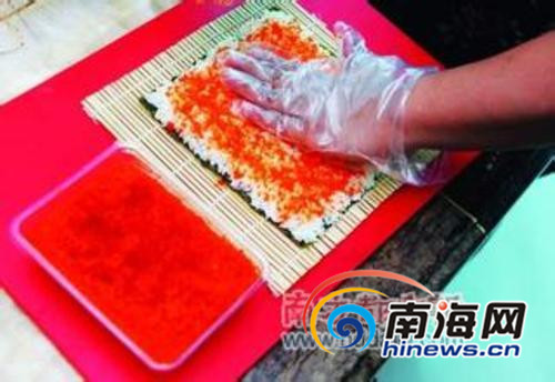 寿司师傅正在做蟹籽寿司。