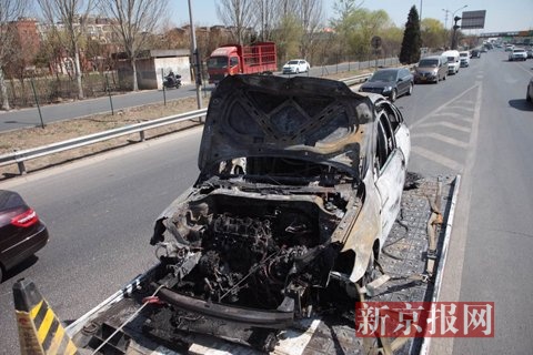 烧毁的捷达在救援车上。新京报记者 王嘉宁 摄