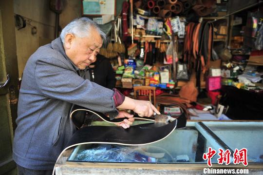 昆明匠人:30余年坚持手工打造皮具 传递工匠精