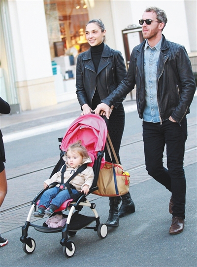 都别惦记了，人家盖尔·加朵早已成家生娃