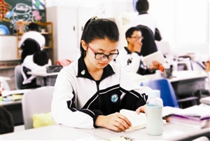 坪山高中女学生 获评最美中学生