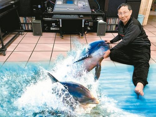 3D画家魏荣欣新完成的海豚出水图，让客厅也变海洋世界。来源：台湾《联合报》