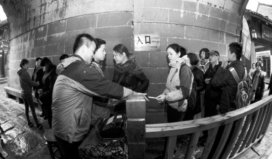 凤凰古城:暂停围城收费游客爆棚怎么办