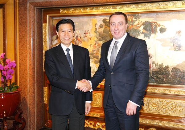 3月28日,商务部国际贸易谈判代表兼副部长钟山