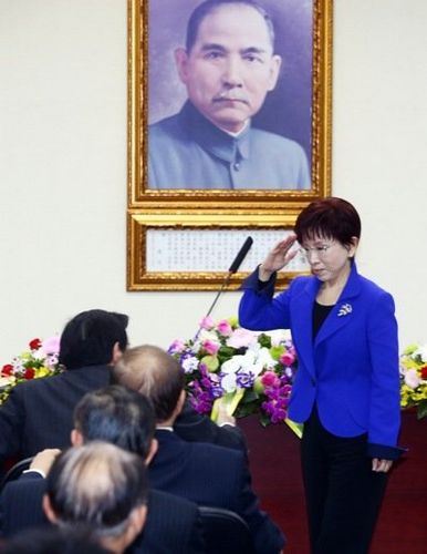 国民党新任党主席就职典礼3月30日在国民党中央举行，观礼党员众多。马英九(左)以最高从政党员身份出席，洪秀柱(右)一进场就向马英九敬礼。来源：台湾《联合报》