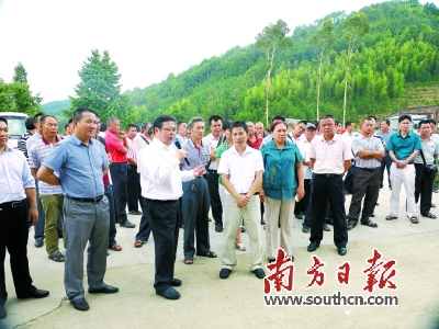 连山县委书记温国伟曾带领村干部到永梅村参观学习农综改工作.