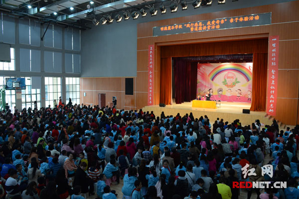 践行感恩我爱母亲进学校 爱心妈妈作爱心演讲