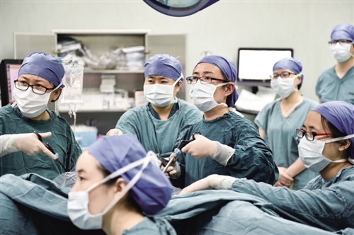 北京儿童医院院长倪鑫:要允许医务人员脚踏两